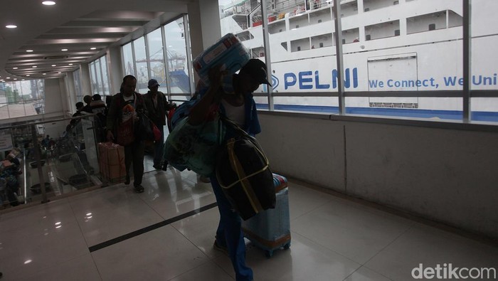Ribuan calon penumpang membawa barang bawaan ke dalam Kapal Pelni Dobon Solo di Pelabuhan Tanjung Priok, Jakarta Utara, Selasa (25/3/2025).