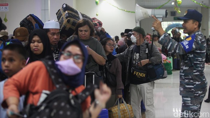 Ribuan calon penumpang membawa barang bawaan ke dalam Kapal Pelni Dobon Solo di Pelabuhan Tanjung Priok, Jakarta Utara, Selasa (25/3/2025).
