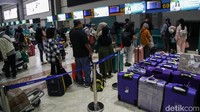 Penumpang pesawat mengantre di counter check-in Terminal 2 Bandara Soekarno-Hatta (Soetta), Tangerang. InJourney Airports memproyeksikan pergerakan penumpang pesawat di Bandara Soekarno-Hatta mencapai 3,5 juta penumpang selama periode angkutan lebaran 2025. Jumlah tersebut meningkat 12% dibandingkan tahun lalu.