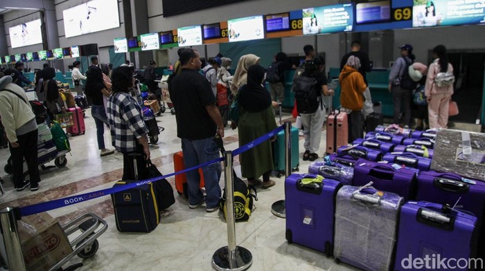 Penumpang pesawat mengantre di counter check-in Terminal 2 Bandara Soekarno-Hatta (Soetta), Tangerang. InJourney Airports memproyeksikan pergerakan penumpang pesawat di Bandara Soekarno-Hatta mencapai 3,5 juta penumpang selama periode angkutan lebaran 2025. Jumlah tersebut meningkat 12% dibandingkan tahun lalu.