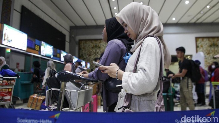 Penumpang pesawat mengantre di counter check-in Terminal 2 Bandara Soekarno-Hatta (Soetta), Tangerang. InJourney Airports memproyeksikan pergerakan penumpang pesawat di Bandara Soekarno-Hatta mencapai 3,5 juta penumpang selama periode angkutan lebaran 2025. Jumlah tersebut meningkat 12% dibandingkan tahun lalu.