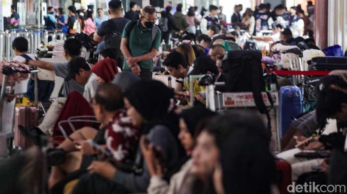 Penumpang Pesawat di Soetta Diprediksi Tembus 3,5 Juta Saat Mudik Penumpang pesawat mengantre di counter check-in Terminal 2 Bandara Soekarno-Hatta (Soetta), Tangerang. InJourney Airports memproyeksikan pergerakan penumpang pesawat di Bandara Soekarno-Hatta mencapai 3,5 juta penumpang selama periode angkutan lebaran 2025. Jumlah tersebut meningkat 12% dibandingkan tahun lalu.
