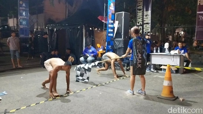 Peserta saat bersiap lari di garis start.