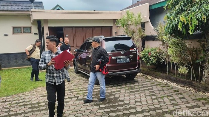 Petugas Kejati Sumsel menggeledah salah satu rumah tersangka korupsi izin perkebunan sawit