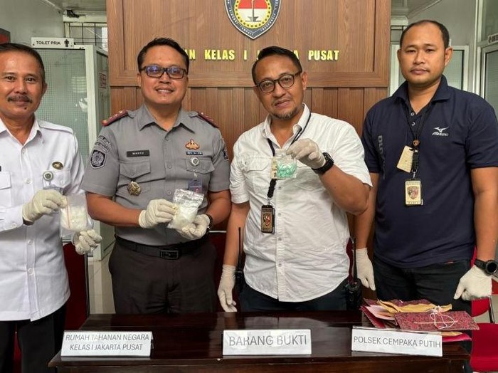 Petugas menunjukkan barang bukti yang diduga narkotika jenis sabu di Jakarta, Senin (24/3/2025). (ANTARA/HO-Humas)