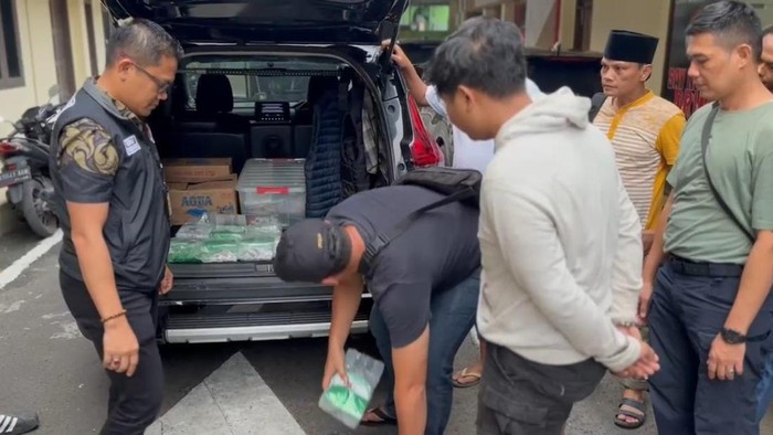 Petugas Satresnarkoba Polrestabes Medan saat mengamnakn 12 kg sabu-sabu. (Foto: Dok. Satresnarkoba Polrestabes Medan)