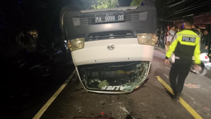 Pikap angkut 20 orang di Maros terbalik.