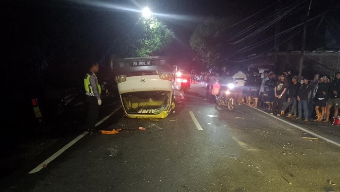 Pikap angkut 20 orang di Maros terbalik.