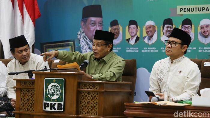 KH Said Aqil Siradj, KH Yusuf Chudlori, Abdul Muhaimin Iskandar saat kajian Kitab Arrisalah Jamiatul Maqasid Karya KH. Hasyim Asy'ari di DPP PKB, Jakarta, Selasa (25/3/2025).
