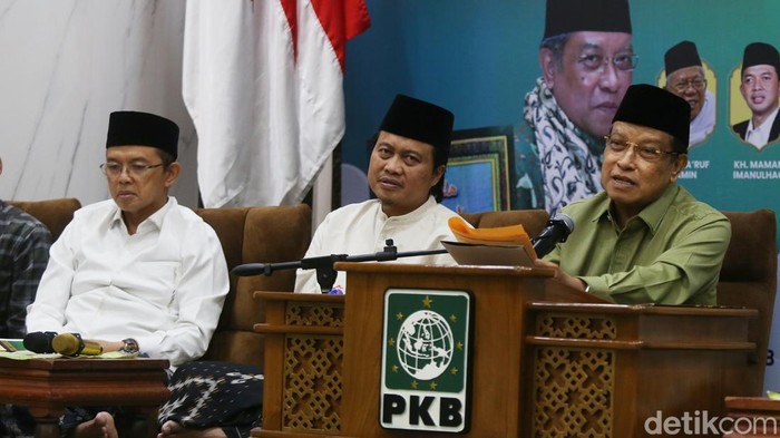 KH Said Aqil Siradj, KH Yusuf Chudlori, Abdul Muhaimin Iskandar saat kajian Kitab Arrisalah Jamiatul Maqasid Karya KH. Hasyim Asy'ari di DPP PKB, Jakarta, Selasa (25/3/2025).
