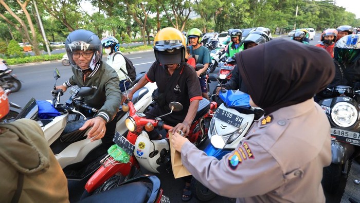 Polisi Bagikan Ratusan Takjil pada Pengendara di Ahmad Yani Surabaya