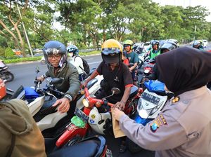 Polisi Bagikan Ratusan Takjil ke Pengguna Jalan Ahmad Yani Surabaya