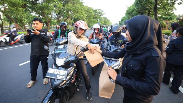 Polisi Bagikan Ratusan Takjil pada Pengendara di Ahmad Yani Surabaya