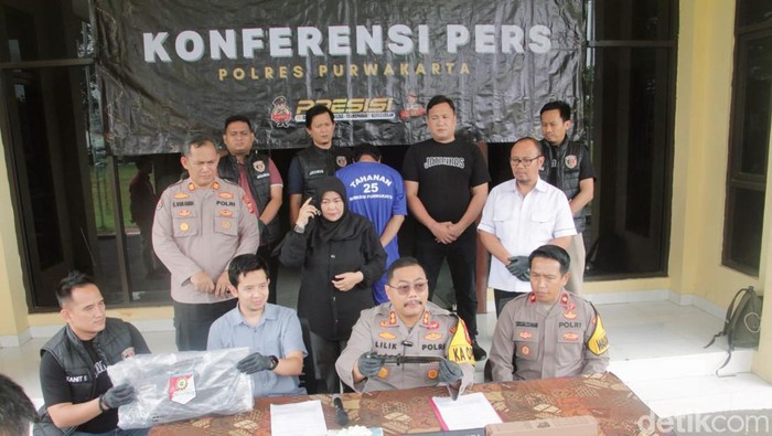 Polisi menunjukkan barang bukti pembunuhan pria bertato di Purwakarta