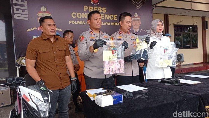 Polisi menunjukkan barang bukti uang palsu yang nyaris beredar di Tasikmalaya.