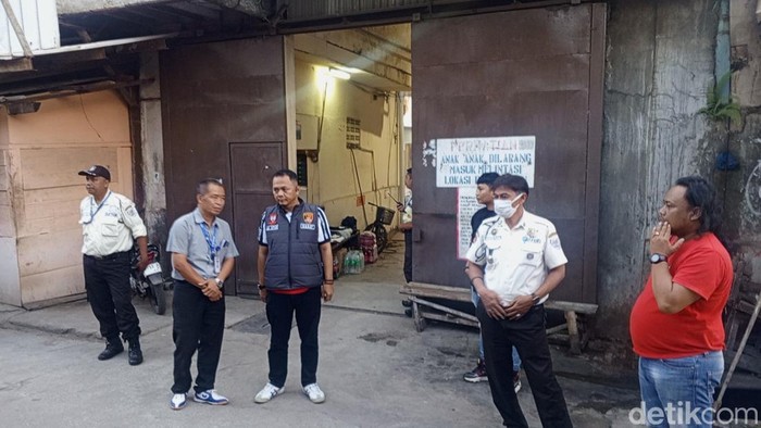 Polisi saat melakukan patroli di pabrik-pabrik Sumedang