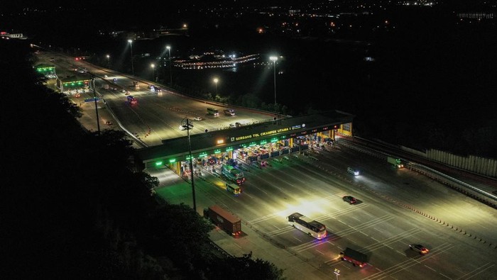 Sejumlah kendaraan melintas di Gerbang Tol Cikampek Utama, Karawang, Jawa Barat, Selasa (25/3/2025). Kepala Korps Lalu Lintas (Kakorlantas) Polri Irjen Pol Agus Suryonugroho menyebut puncak arus mudik yang diprediksi terjadi pada 28-29 Maret 2025 dapat terurai seiring kebijakan bekerja dari mana saja atau work from anywhere (WFA) bagi aparatur sipil negara (ASN) dan pegawai BUMN yang menyebabkan pergeseran mudik lebih awal. ANTARA FOTO/Fauzan/YU
