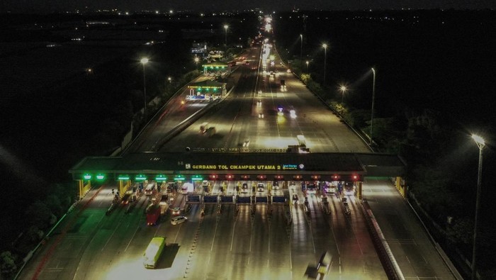 Potret Lalu Lintas di GT Cikampek Utama Sejumlah kendaraan melintas di Gerbang Tol Cikampek Utama, Karawang, Jawa Barat, Selasa (25/3/2025). Kepala Korps Lalu Lintas (Kakorlantas) Polri Irjen Pol Agus Suryonugroho menyebut puncak arus mudik yang diprediksi terjadi pada 28-29 Maret 2025 dapat terurai seiring kebijakan bekerja dari mana saja atau work from anywhere (WFA) bagi aparatur sipil negara (ASN) dan pegawai BUMN yang menyebabkan pergeseran mudik lebih awal. ANTARA FOTO/Fauzan/YU