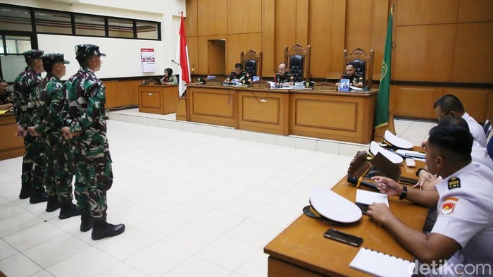 Prajurit TNI Penembak Bos Rental Dipecat hingga Masuk Bui Terdakwa Bambang Apri Atmojo, Sertu Akbar Adli, dan Sertu Rafsin Hermawan menjalani sidang vonis di Pengadilan Militer Jakarta, Selasa (25/5/2025).