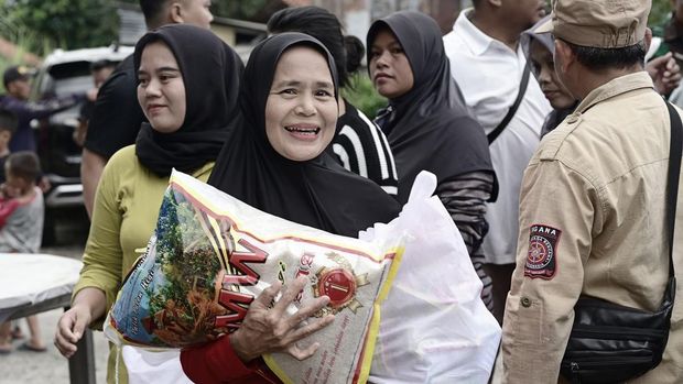 Presiden Prabowo Subianto membagikan ribuan paket sembako ke warga Bojong Koneng, Babakan Madang Bogor, jelang lebaran Idul Fitri. (Muchlis Jr - Biro Pers Setpres)