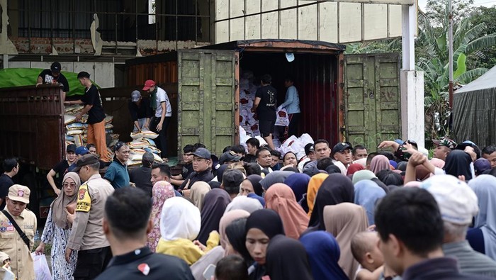 Presiden Prabowo Subianto membagikan ribuan paket sembako ke warga Bojong Koneng, Babakan Madang Bogor, jelang lebaran Idul Fitri. (Muchlis Jr - Biro Pers Setpres)