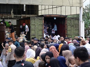 Prabowo Bagikan Ribuan Paket Sembako ke Warga Bojong Koneng Jelang Lebaran