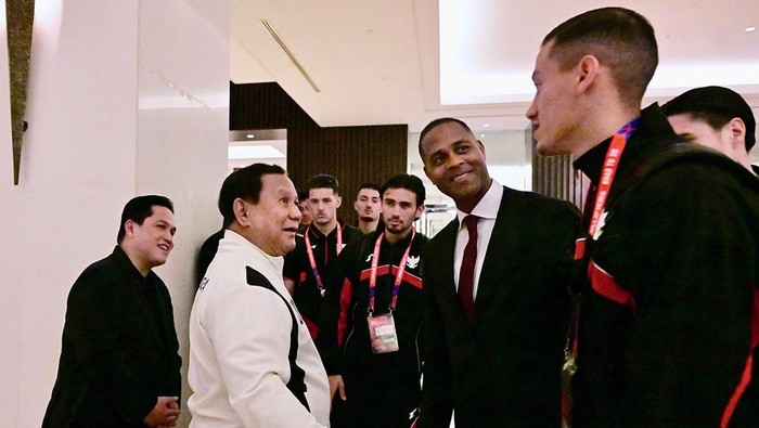 Presiden Prabowo Subianto menemui pemain Timnas Sepakbola Indonesia di Hotel Fairmont Jakarta. Prabowo memberikan semangat langsung kepada para pemain Timnas. (Rusman - Biro Pers Setpres)