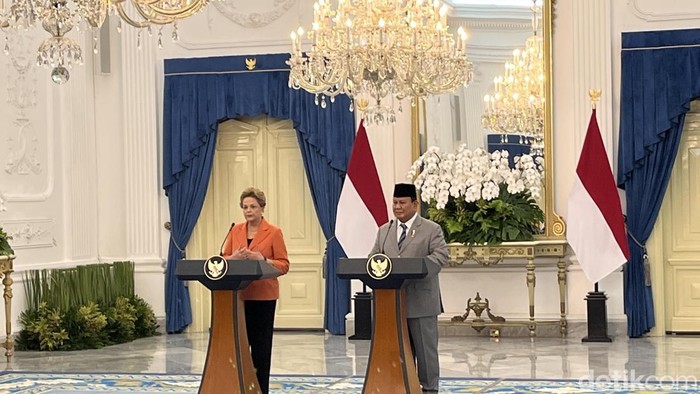 Presiden Prabowo Subianto mengumumkan Indonesia bergabung New Development Bank (NDB). Pengumuman itu disampaikan usai bertemu Presiden NDB Dilma Vana Rousseff. (Eva S/detikcom)