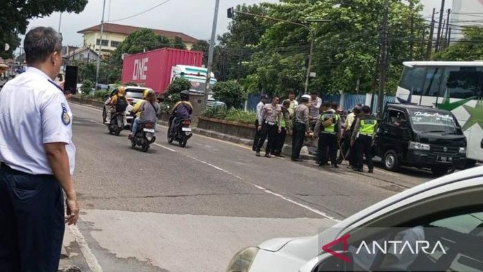 Proses penutupan putaran arah oleh petugas gabungan di titik Jalur Pantura Kabupaten Bekasi, Jawa Barat, Selasa (25/3/2025).