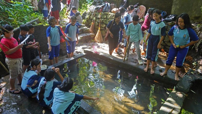 Puluhan Pelajar Asyik Belajar Mengenal Alam di Pegunungan Menoreh Sejumlah pelajar berdiskusi dengan gurunya saat melaksanakan program Tilik Belik di sumber mata air Sendang Gede pegunungan Menoreh Desa Banjaroyo, Kalibawang, Kulon Progo, DI Yogyakarta, Selasa (25/3/2025). Puluhan pelajar SD Kanisius Kenalan dan SMP Katolik Kemasyarakatan Kalibawang melaksanakan kegiatan Tilik Belik atau mengunjungi kolam untuk memperingati Hari Air Sedunia sebagai salah satu pembelajaran secara langsung mengenal alam agar generasi muda peduli dan mau menjaga serta menghargai air sebagai sumber kehidupan. ANTARA FOTO/Anis Efizudin/tom.