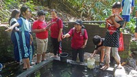Puluhan pelajar SD Kanisius Kenalan dan SMP Katolik Kemasyarakatan Kalibawang melaksanakan kegiatan Tilik Belik atau mengunjungi kolam untuk memperingati Hari Air Sedunia sebagai salah satu pembelajaran secara langsung mengenal alam agar generasi muda peduli dan mau menjaga serta menghargai air sebagai sumber kehidupan.
