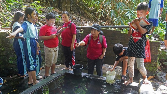 Puluhan Pelajar Asyik Belajar Mengenal Alam di Pegunungan Menoreh Sejumlah pelajar berdiskusi dengan gurunya saat melaksanakan program Tilik Belik di sumber mata air Sendang Gede pegunungan Menoreh Desa Banjaroyo, Kalibawang, Kulon Progo, DI Yogyakarta, Selasa (25/3/2025). Puluhan pelajar SD Kanisius Kenalan dan SMP Katolik Kemasyarakatan Kalibawang melaksanakan kegiatan Tilik Belik atau mengunjungi kolam untuk memperingati Hari Air Sedunia sebagai salah satu pembelajaran secara langsung mengenal alam agar generasi muda peduli dan mau menjaga serta menghargai air sebagai sumber kehidupan. ANTARA FOTO/Anis Efizudin/tom.
