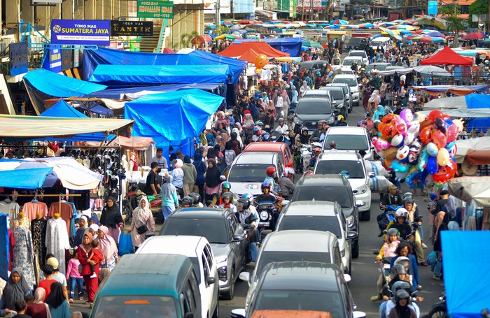 Aktivitas warga yang mencari kebutuhan lebaran di Jalan Permindo kawasan Pasar Raya Padang, Sumatera Barat, Selasa (25/3/2025). Pada H-7 Idul Fitri 1446 hijriah, sejumlah pusat perbelanjaan tradisional dan modern di kota itu menjadi pilihan warga untuk belanja khususnya pakaian lebaran. ANTARA FOTO/Iggoy el Fitra/Spt.