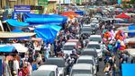 Ramainya Pasar di Padang Saat Warga Berburu Kebutuhan Lebaran