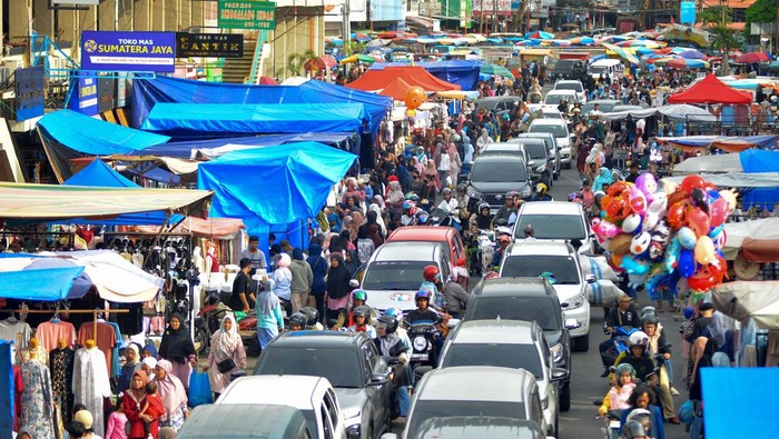Aktivitas warga yang mencari kebutuhan lebaran di Jalan Permindo kawasan Pasar Raya Padang, Sumatera Barat, Selasa (25/3/2025). Pada H-7 Idul Fitri 1446 hijriah, sejumlah pusat perbelanjaan tradisional dan modern di kota itu menjadi pilihan warga untuk belanja khususnya pakaian lebaran. ANTARA FOTO/Iggoy el Fitra/Spt.