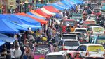 Ramainya Pasar di Padang Saat Warga Berburu Kebutuhan Lebaran