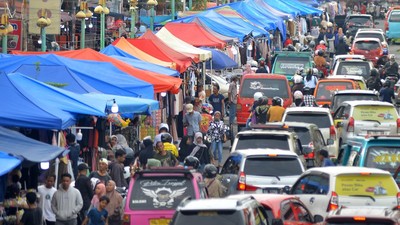Ramainya Pasar di Padang Saat Warga Berburu Kebutuhan Lebaran