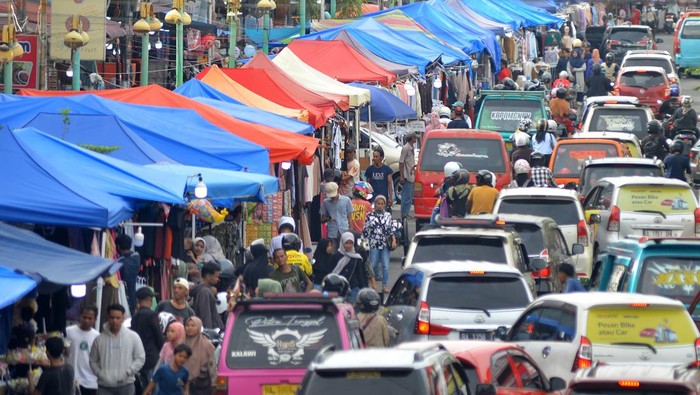 Aktivitas warga yang mencari kebutuhan lebaran di Jalan Permindo kawasan Pasar Raya Padang, Sumatera Barat, Selasa (25/3/2025). Pada H-7 Idul Fitri 1446 hijriah, sejumlah pusat perbelanjaan tradisional dan modern di kota itu menjadi pilihan warga untuk belanja khususnya pakaian lebaran. ANTARA FOTO/Iggoy el Fitra/Spt.