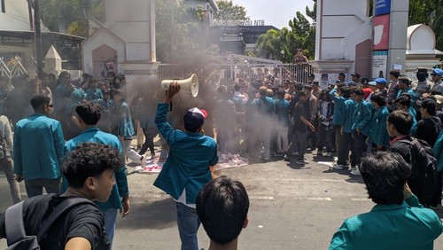 Ratusan mahasiswa berdemonstrasi di gedung DPRD NTB untuk menolak UU TNI, Selasa (25/3/2025). (Ahmad Viqi/detikBali)