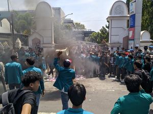 Mahasiswa Unram Demo Tuntut Batalkan UU TNI di DPRD NTB