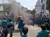 Mahasiswa Unram Demo Tuntut Batalkan UU TNI di DPRD NTB