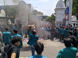 Mahasiswa Unram Demo Tuntut Batalkan UU TNI di DPRD NTB