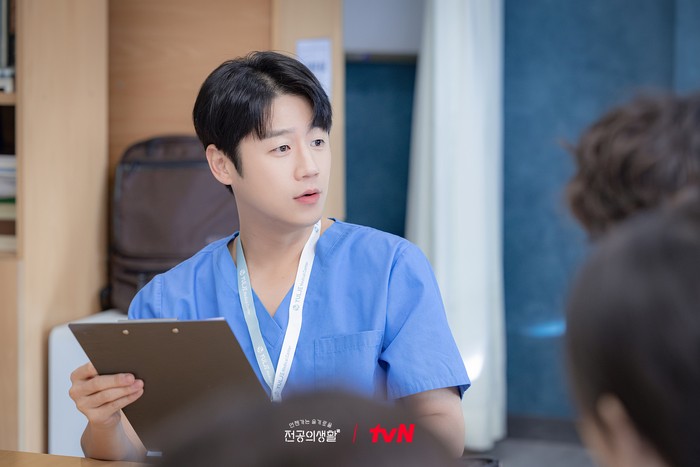 Jung Joon Won memerankan Gu Do Won di drama Korea Resident Playbook. Spin-off Hospital Playlist ini akan tayang di tvN dan Netflix mulai 12 April 2025.