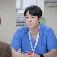 Sementara itu, di urutan kesepuluh ada Jung Joon Won yang menjadi bulan-bulanan netizen karena dituduh bersikap tak sopan dan ogah-ogahan di variety show. Sampai-sampai lawan mainnya Gong Hyo Jin turun tangan untuk membela sang aktor. Foto: dok. tvN