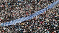 Masyarakat Argentina melakukan unjuk rasa untuk memperingati hari jadi kudeta tahun 1976 di Buenos Aires, Argentina, Senin (24/3/2025).