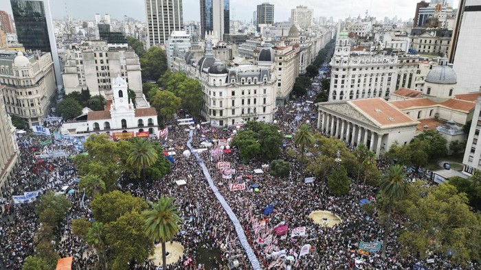 Ribuan warga Argentina memperingati hari jadi kudeta yang ke-49 tahun. Pada tahun 1976-1983 lalu, sekitar 30 ribu orang diperkirakan telah hilang akibat pemerintahan diktator Jorge Rafael Videla.
