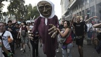 Di Buenos Aires, pimpinan ’Kelompok Perempuan untuk Plaza de Mayo’ Hebe De Bonafini mengatakan, bahkan ada pendeta memberikan berkat kepada pelaku kudeta yang melempar anggota oposisi dari pesawat ke Sungai Rio de la Plata.