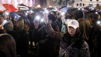 Protes telah diadakan di seluruh negeri serta di negara tetangga Yunani. Puluhan warga Makedonia Utara berdiam diri selama satu jam di alun-alun pusat kota Thessaloniki di Yunani utara selama akhir pekan.
