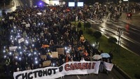 Ribuan orang berunjuk rasa untuk para korban kebakaran besar di sebuah klub malam di kota Kocani, Skopje, Makedonia Utara, Senin (24/3/2025).