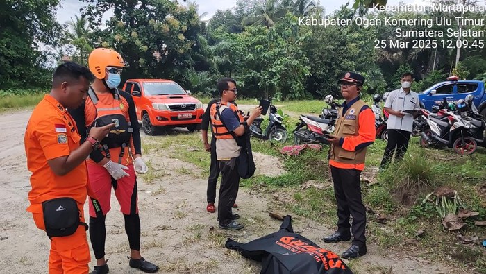 Saat tim SAR gabungan mengevakuasi jenazah korban Kayla Seftiany ke rumah duka